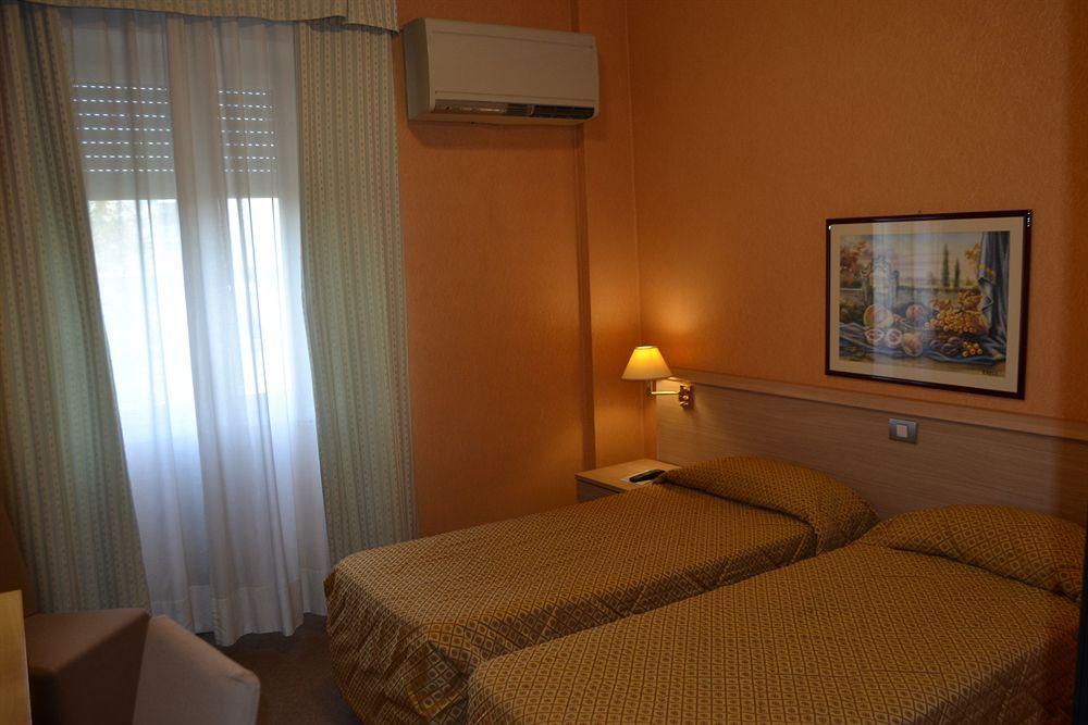 Hotel Dei Fiori Milan Room photo